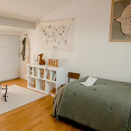 Logement Entier Ou A Partager Dans Maison Familiale A Rueil Malmaison, Proche De Paris La Defense Exterior photo